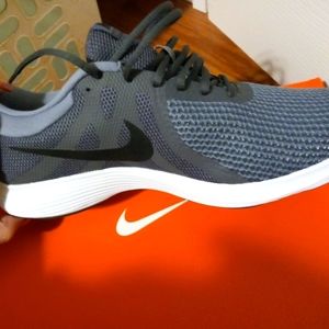 Nike Revolution 4 never worn